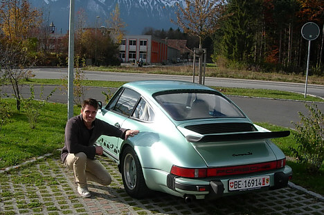 Mark og Kore Berg læste i avisen om Monte-Carlo rallyet, og inden for 14 dage købte de en Porsche og meldte sig til løbet. Her henter Mark Berg bilen i Schweiz.